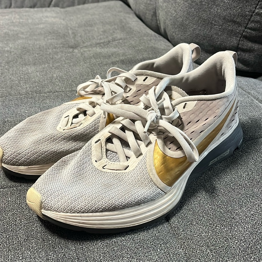 Nike women’s tennis shoes